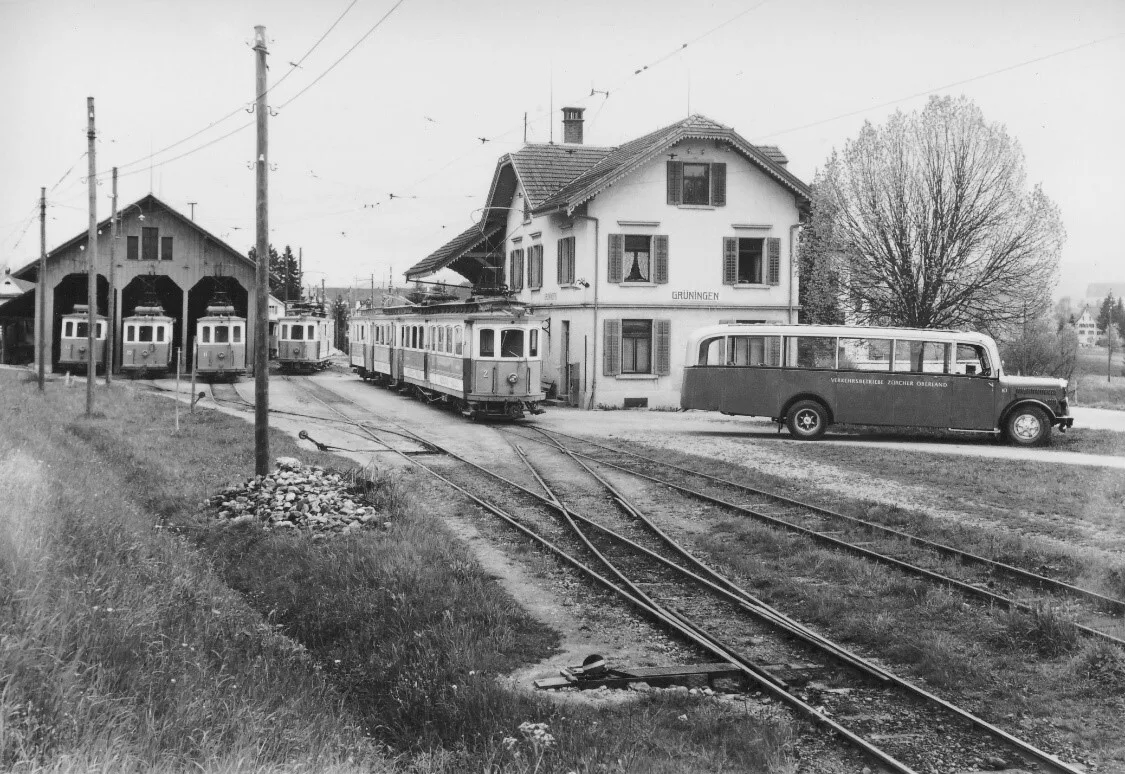 Der heutige Standort der VZO-Busgarage in Grüningen diente einst als Tramdepot. Ein altes Tramdepot mit einem Stationshaus. Daneben steht ein Bus.